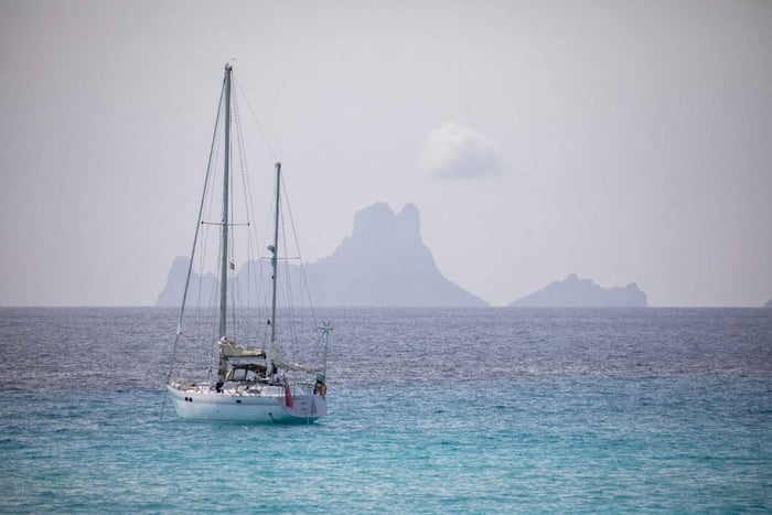 Excursão de barco particular em Ibiza para Es Vedrà com SUP