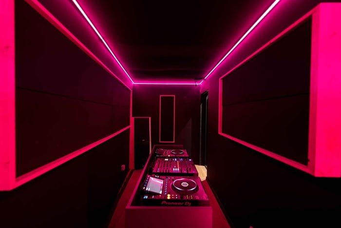 Privat pre-party i DJ-bås + 3 klubbilletter efter eget valg