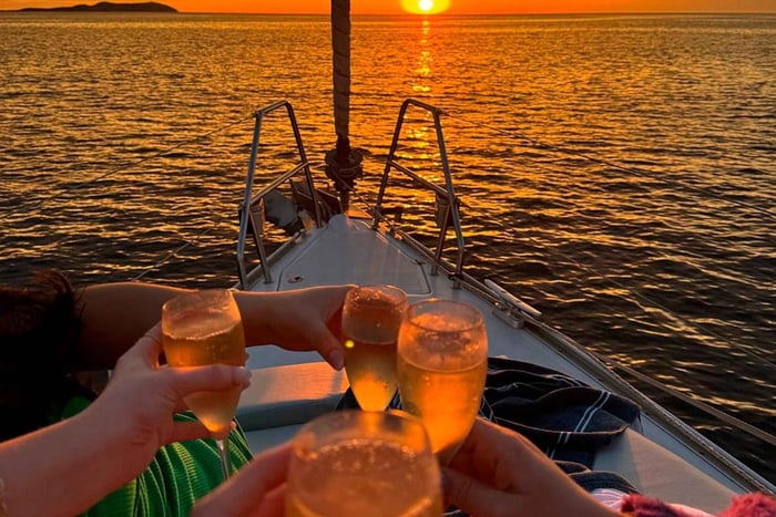 Sejltur i solnedgang med appetitvækkere, kun op til 6 gæster