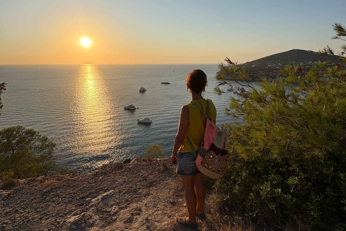 Escursione al tramonto a Es Vedrà e Atlantis con yoga e meditazione
