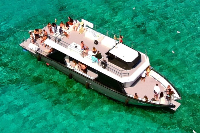Crociera VIP di spiaggia in spiaggia con paella. Il tour è per soli adulti e include tutto