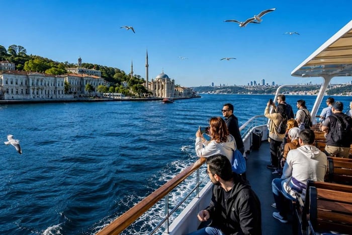 Estambul: paseo en barco por el Bósforo con almuerzo tardío y vistas panorámicas