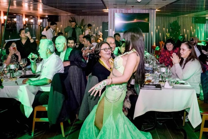 Cena Crucero por el Bósforo y Espectáculos de Danza con Mesa Privada