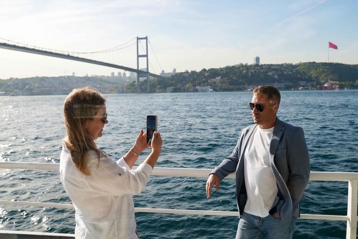 Estambul: paseo en barco al atardecer por el Bósforo con comida y recogida en el hotel
