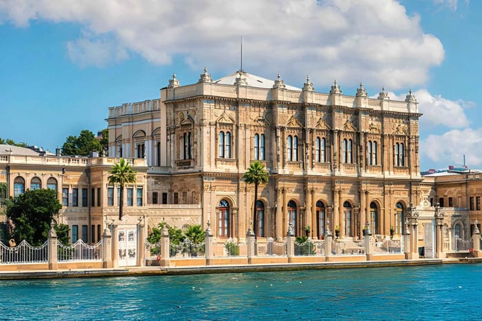 Dolmabahçe Palace and Bosphorus City Tour & Lunch