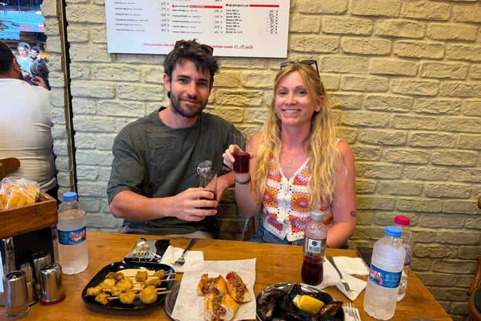 Geführte Foodtour am Abend mit Fährfahrt