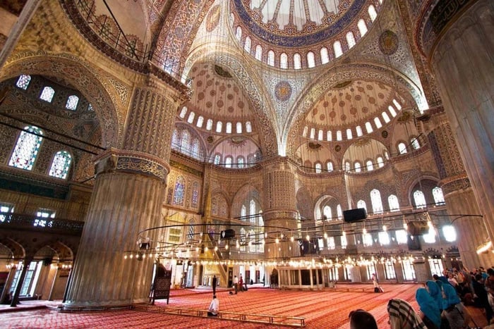 Hippodrome, Blue Mosque, Grand Bazaar Half Day Walking Tour