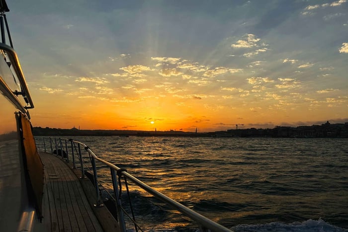 Istambul: cruzeiro de iate ao pôr do sol pelo Bósforo e pelo Chifre de Ouro