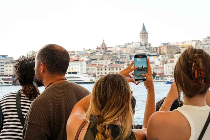 Istanbul: Bosphorus and Golden Horn Tour with Live Guide