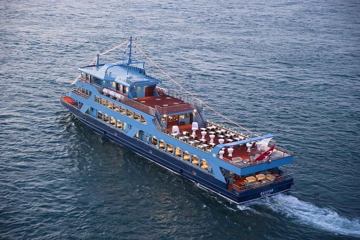 Estambul: Cena crucero por el Bósforo y espectáculo nocturno turco
