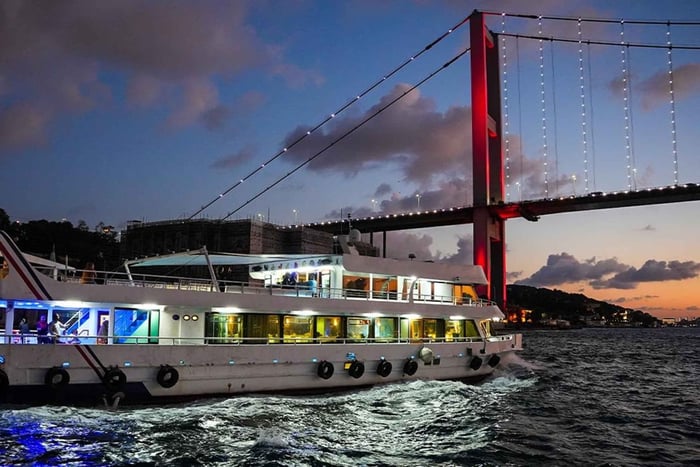 Istambul: cruzeiro pelo Bósforo e pelo Corno de Ouro durante o dia ou ao pôr do sol
