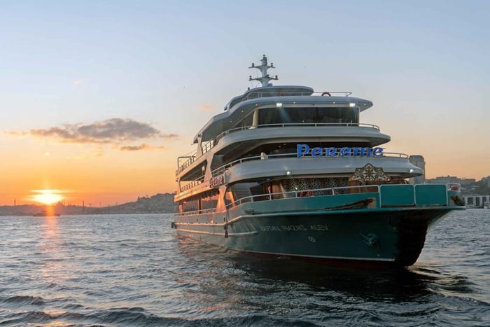 Estambul: Crucero por el Bósforo al atardecer con bebidas y aperitivo