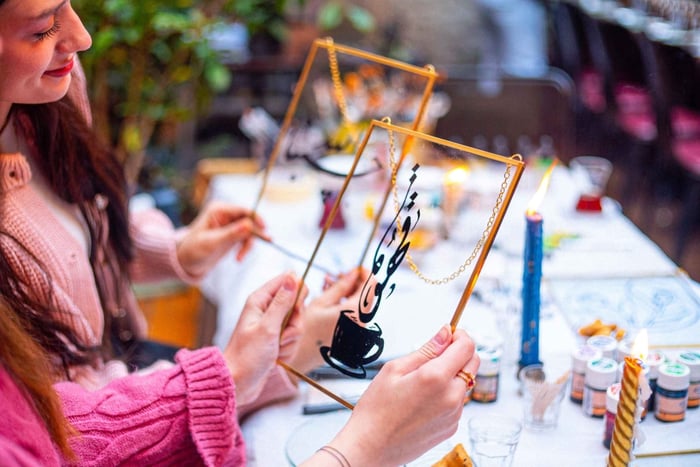 Istanbul: Skapa din egen kalligrafi på glas i en mässingsram