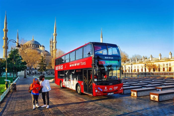 Estambul: Bus turístico con audioguía o crucero opcionales