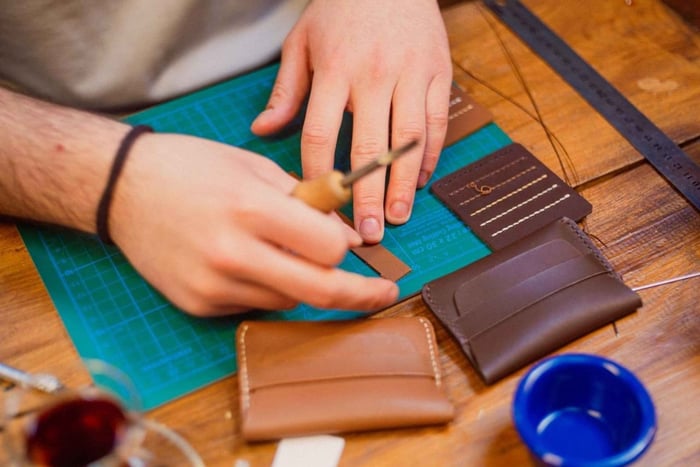 Estambul: Taller de Artesanía del Cuero con Aperitivos y Bebidas