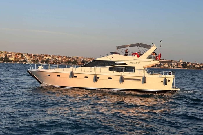 Estambul: tour privado en yate de lujo por el Bósforo con aperitivos.
