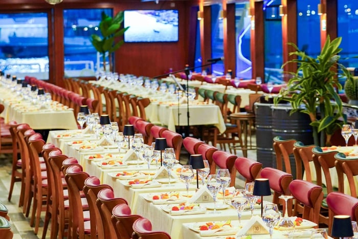 Istanbul: Sightseeing Dinner Cruise & Live Entertainment