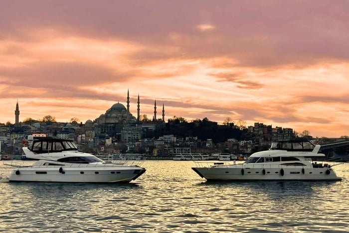 Istanbul : croisière en petit groupe sur un yacht de luxe au coucher du soleil avec collations