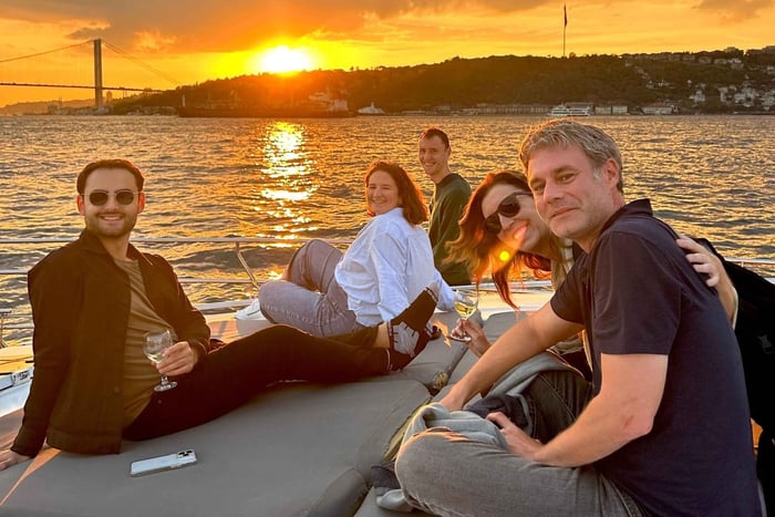 Estambul: tour en grupo reducido en yate con vino ilimitado