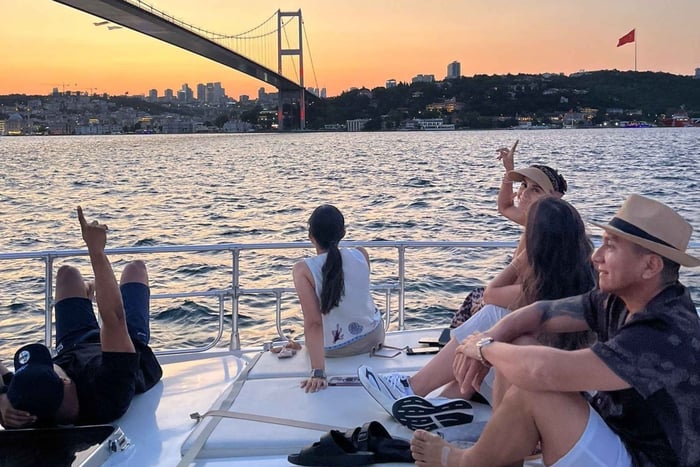 İstanbul:Sunset Bosphorus Yacht Tour Wiht snacks and guide.