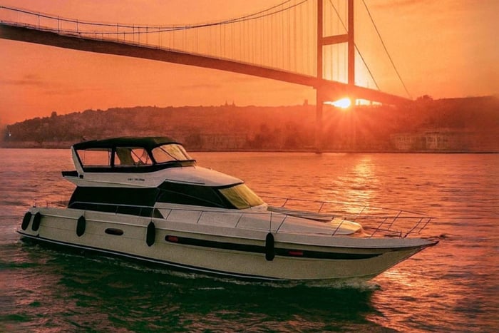 Istanbul: Auringonlasku tai päivä Pienryhmäpurjehdus välipaloilla varustettuna