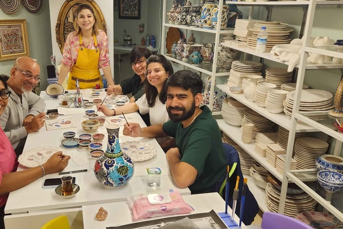 Iznik Quartz Tegel Workshop in Istanbul – Maak je eigen tegel en kunstwerk