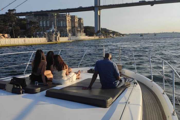 Private Bosphorus Yacht with Local Guide and Snacks