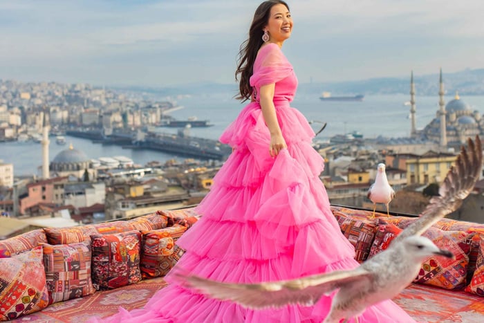 Sesión de fotos con vestido volador en una azotea de Estambul