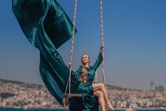 swingfotoshoot met zwierige jurk en drankje