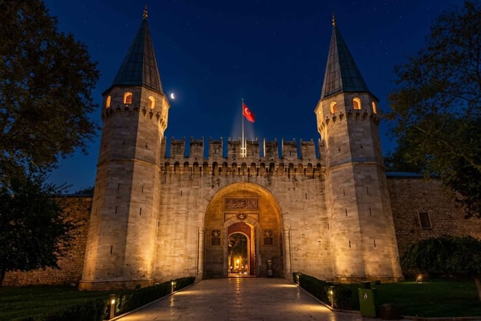 Tour nocturno guiado por el Palacio de Topkapı con acceso al harén