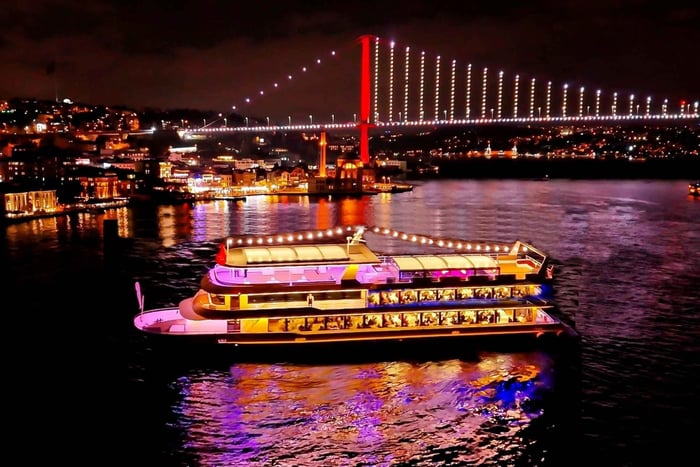 Bosporos-middagscruise og show med privat bord