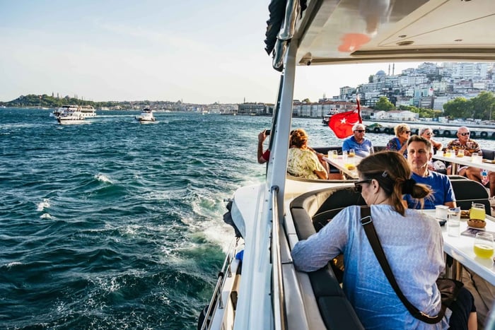 Estambul: paseo en barco al atardecer por el Bósforo en un yate de lujo