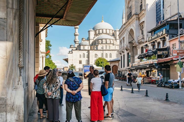 Estambul: Visita guiada a pie gastronómica por Europa y Asia