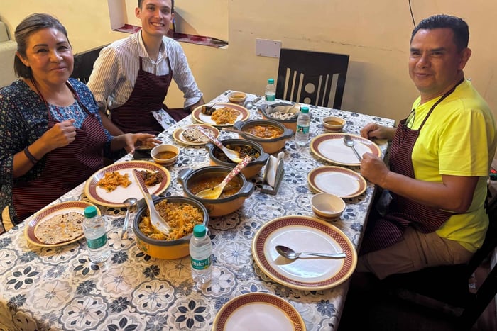 Cooking class by an Indian family with dinner