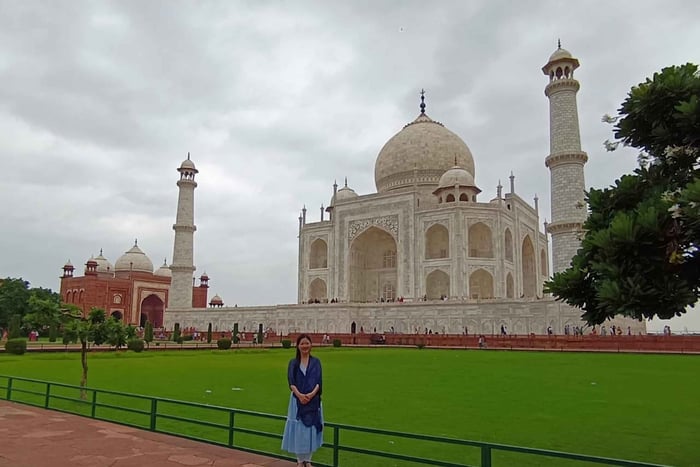 Delhi: Agra and Taj Mahal Overnight Tour with Fatehpur Sikri