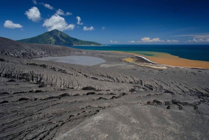 ジャカルタ発：クラカタウ火山探検ツアー