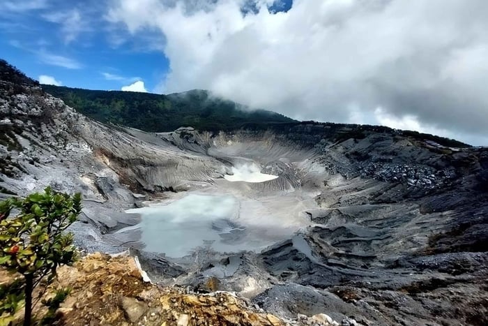 Jakarta: Bandung Volcano Day Tour