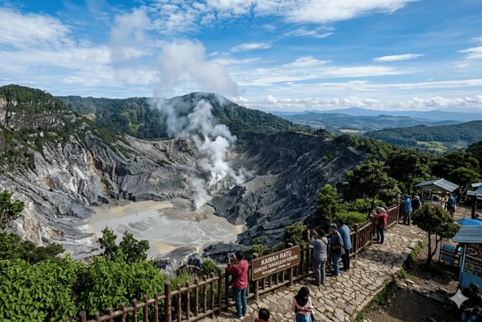 Jakarta/Bandung: Volcano of Tangkuban Perahu & Culture Tour