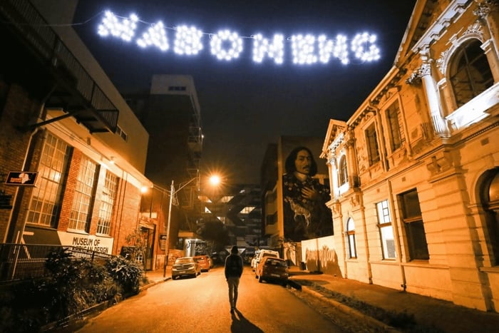 Johannesburg: City & Soweto Night Tour with Dinner & Drinks