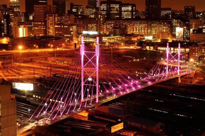 Johannesburg: Guided Night Tour with Dinner and Drinks