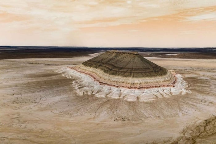 Aktau: 3-Day Mangystau Jeep Tour with Camping