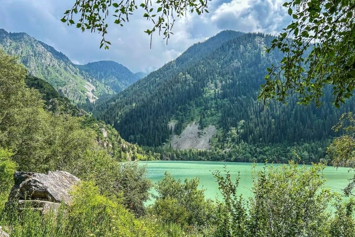 Almaty: tour por la meseta de Assy, la cascada del Oso y el lago Issyk