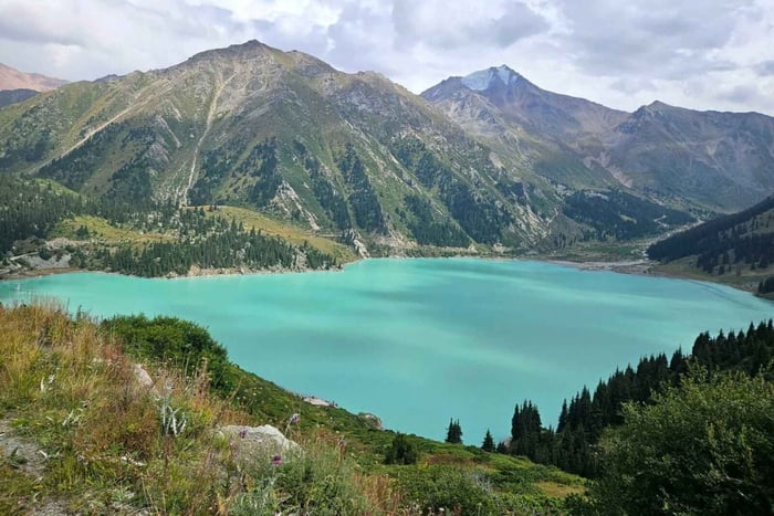 Almaty: Tour zum Großen Almaty-See, nach Ayusai, zu heißen Quellen und zur Falknerei