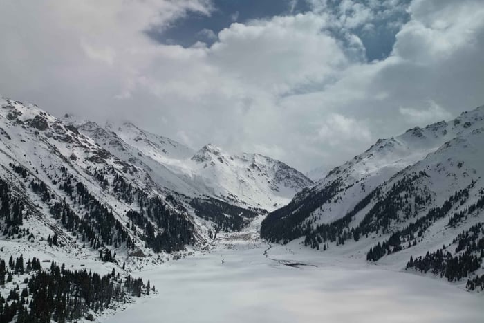 Almaty: wandeltocht Grote Almaty-meer met waterval en pendel