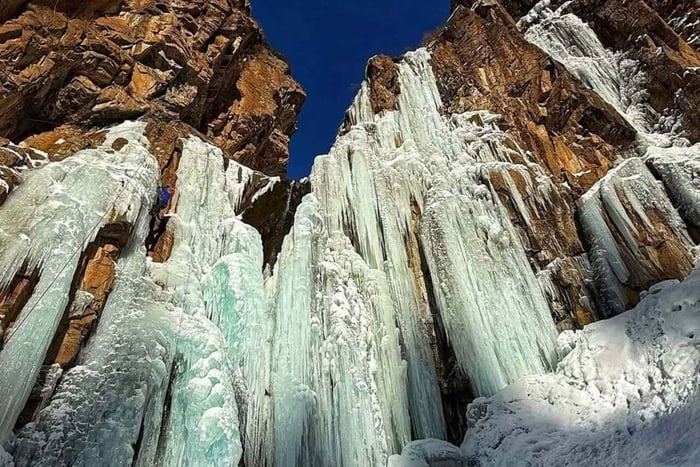 Almaty: Butakovsky Waterfall Winter Hiking Tour