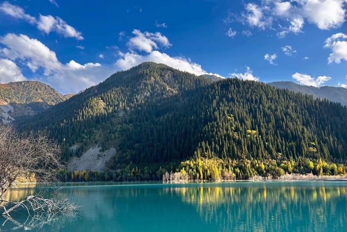 Almaty : excursion d'une journée au lac Esik et à la cascade de Turgen