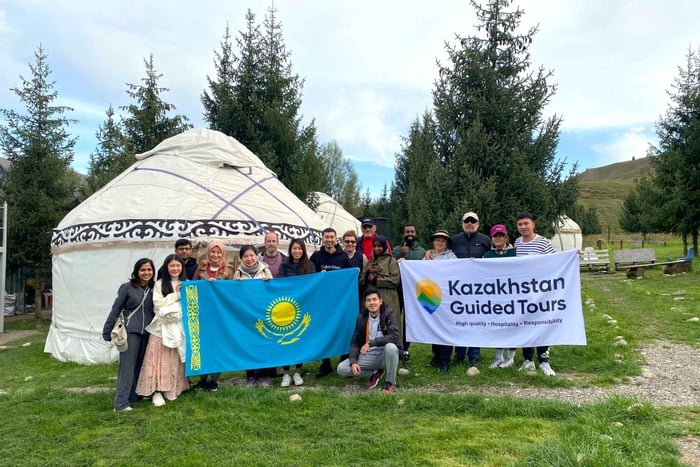 アルマトイコルサイ・カインディ湖とチャリン渓谷 2日間ツアー