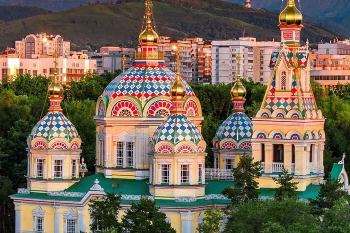 Almaty: Privat mellomlandingstur med henting og retur til flyplassen