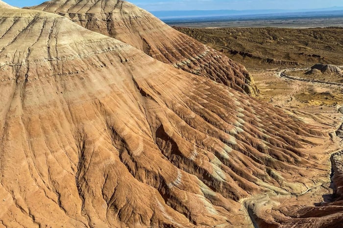 Almaty: Dune canterine, montagne di Aktau e escursione di un giorno ad Altyn Emel