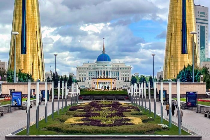 Visite de la ville d'Astana : Guide certifié + dégustation de vin + tout compris